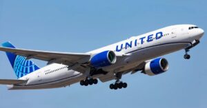 Critical Mid-Air Decision: Inside the United Airlines Flight UA770 Emergency Diversion